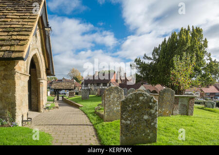 St. Mary's Kirche und Kirchhof im Chiddingfold Dorf in Surrey, Großbritannien Stockfoto