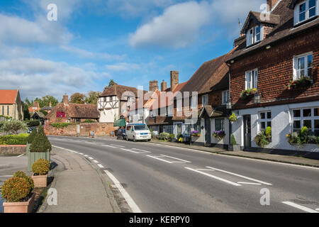 Der Schwan Public House und Hütten auf der Hauptstraße im Chiddingfold Dorf in Surrey, Großbritannien Stockfoto