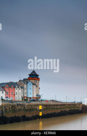 Alten Pier und Regeneration von Portishead Marina mit modernen Wohnungen und Boote, Somerset, Großbritannien Stockfoto