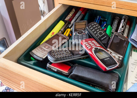 Drawerful stillgelegter Mobiltelefone, die alte Technologie verwenden Stockfoto