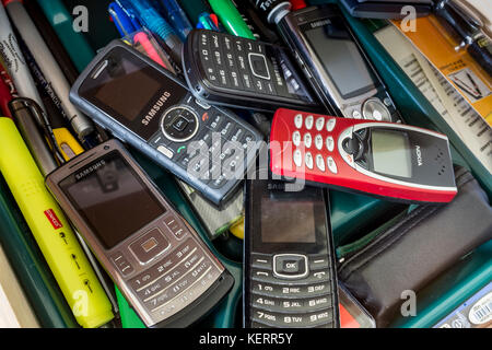 Drawerful stillgelegter Mobiltelefone, die alte Technologie verwenden Stockfoto