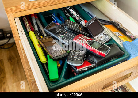Drawerful stillgelegter Mobiltelefone, die alte Technologie verwenden Stockfoto