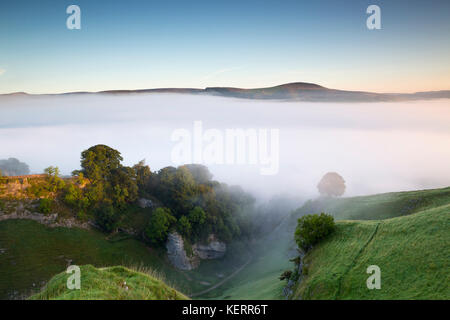 Dale Höhle; Misty Morning; Derbyshire; UK Stockfoto