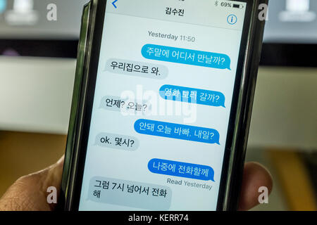 Textnachrichten in Koreanisch auf dem iPhone SE smartphone Stockfoto