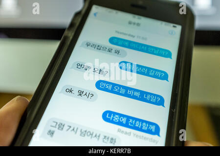 Textnachrichten in Koreanisch auf dem iPhone SE smartphone Stockfoto