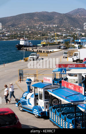 Agios Nikolaos, Kreta, Griechenland. Der Hafen touristische Spaß Bahn, die die Besucher auf eine Tour durch die Stadt dauert Stockfoto