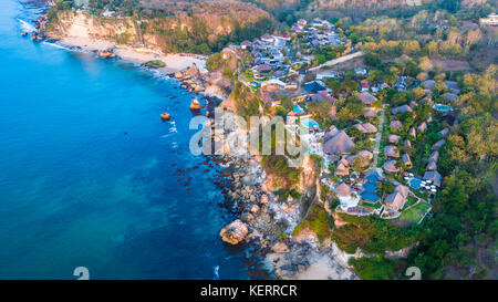 Hotels auf einer Klippe. Balangan Beach. Jimbaran, Bali, Indonesien. Stockfoto