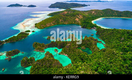 Pianemo Inseln, die blaue Lagune mit grünen Felsen, Raja Ampat, West Papua, Indonesien. Stockfoto