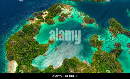 Pianemo Inseln, die blaue Lagune mit grünen Felsen, Raja Ampat, West Papua, Indonesien. Stockfoto