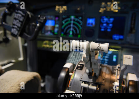 Motor Control im Cockpit eines Verkehrsflugzeugs Stockfoto