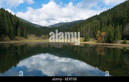 Malerischer Blick auf einen Bergsee mit dem Himmel im Herbst reflektiert, Osteuropa, Rumänien Stockfoto