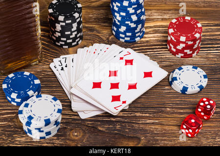 Auf einer hölzernen Tisch Poker spielen, in der Nähe von Chips und Karten Stockfoto