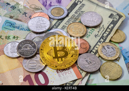 Bitcoin mit Währungen der Welt, darunter chinesische yuan, Dollar, Euro, Pfund Stockfoto