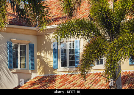 Architektur in Regent Village, einer der wichtigsten Einkaufsstraßen in Providenciales, die Touristed der Inseln in Turks und Caicos, in der Karibik Stockfoto