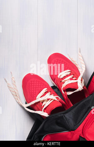 Rote Schuhe aus der Tasche auf dem Boden liegt in der Halle Stockfoto