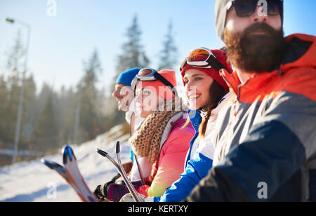 Gruppe der Snowboarder bewundern Sie die Aussicht Stockfoto