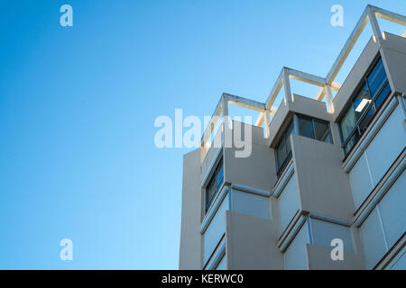 Architektonische Details einer zeitgemäßen minimalistischen Gebäude gegen den blauen Himmel in Spanien Stockfoto