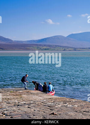 Cape Wrath Fähre, Keoldale, Kyle von Durness, Sutherland. Der Fährmann hält das Boot stabil als Beifahrer vorbereiten zum Aussteigen aus dem kleinen Beiboot. Stockfoto