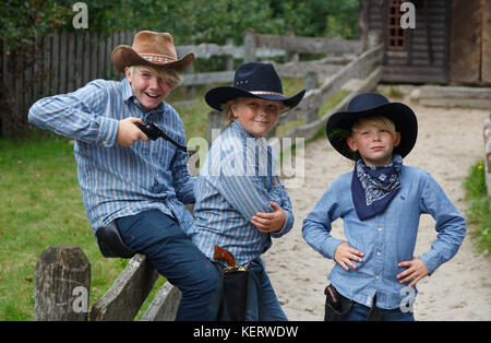 Drei junge Cowboys Spaß vor der Kamera zu High Chaparral in Kulltorp Schweden Stockfoto