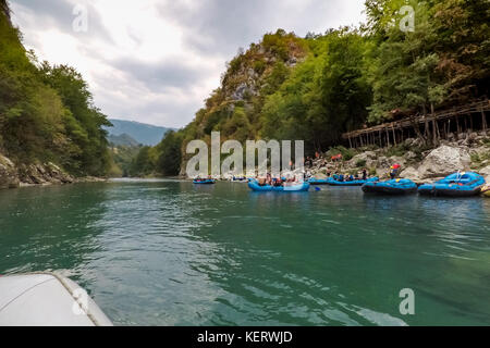 Budva, Montenegro - 20, 2017 August: Rafting auf dem Fluss Tara Stockfoto