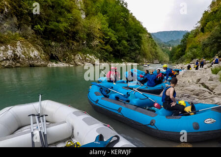 Budva, Montenegro - 20, 2017 August: Rafting auf dem Fluss Tara Stockfoto