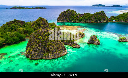 Pianemo Inseln, die blaue Lagune mit grünen Felsen, Raja Ampat, West Papua, Indonesien. Stockfoto