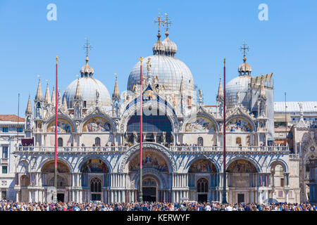 Venedig Italien Venedig Touristen, die Dachterrasse Balkon von Saint Mark's Basilika St Mark's Basilika Basilika di San Marco Venedig Italien EU Stockfoto