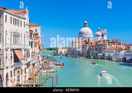 Venedig Italien Venedig Vaporetto ACTV Wassertaxi oder Wasserbus und kleine Motorboote Venedig Canal Grande in der Nähe von Santa Maria della Salute Kirche Venedig Italien Stockfoto