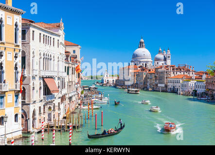 Venedig Italien Venedig Vaporetto ACTV Wassertaxi oder Wasser Bus und andere kleine Motorboote in Venedig auf dem Canal Grande Venedig Italien EU Europa Stockfoto