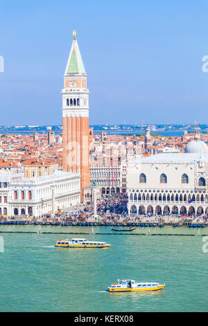 Venedig Italien Venedig besetzt Massen von Touristen, die in Venedig, Riva degli Schiavoni Promenade in der Nähe von Dogenpalast und Campanile Venedig Italien EU Europa Stockfoto