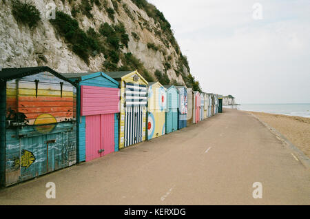 Reihe von Strandhütten auf der östlichen Küste von Kent, in der Nähe von Cranbrook, Thanet, Großbritannien Stockfoto