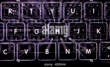 Eine Tastatur mit Hintergrundbeleuchtung mit einem futuristischen zoom Effekt Stockfoto