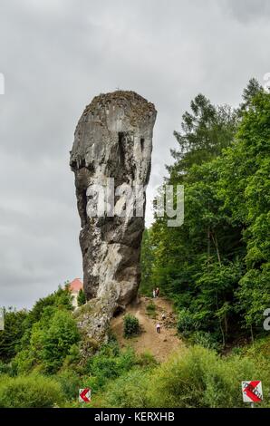 Pieskowa Skala, Polen - 13. August 2017: Herkules Keule und Schloss in pieskowa Skala, Polen. Stockfoto