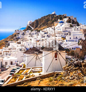 Traditionelle weiße Windmühlen und Häuser, Dorf Chora, Serifos, Griechenland. Stockfoto