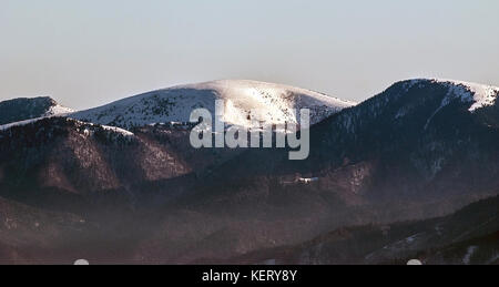 Cierny kamen, ploska und borisov Hügel im Winter Velka Fatra Berge von mincol Hill in der Mala Fatra Gebirge in der Slowakei während der schönen Tag mit klaren Stockfoto