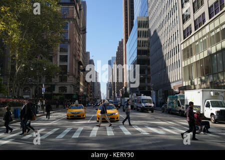 Menschen überqueren die Straße an der 6th Avenue (Avenue of the Americas), New York City Midtown Stockfoto