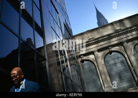 Mann auf der East 43rd Street, nyc (Grand Central Station und dem Chrysler Building im Hintergrund) Stockfoto