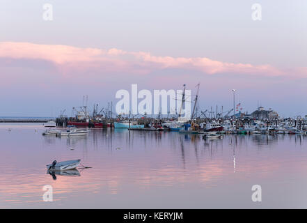 Boot bei Flut (und bei Ebbe) im Hafen - Bild 1 von 2 Fotos. Stockfoto