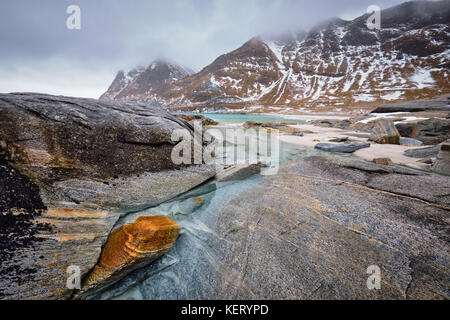 Felsige Küste von Fjord in Norwegen Stockfoto