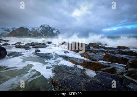 Felsige Küste von Fjord in Norwegen Stockfoto