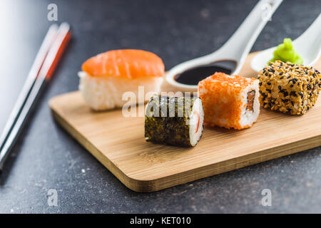 Japanisches sushi Rollen auf alten Küchentisch. Stockfoto