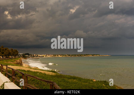 Regen Wolken am ionischen Meer an der südöstlichen Küste von Sizilien, Avola, Italien Stockfoto