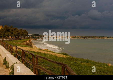 Regen Wolken am ionischen Meer an der südöstlichen Küste von Sizilien, Avola, Italien Stockfoto