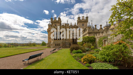 Blick auf den Etagen Schloss, dem Sitz des Herzogs von Roxburghe, Kelso, Roxburghshire, Scottish Borders, Schottland, Vereinigtes Königreich. Stockfoto