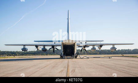 Us-Marines mit Marine Antenne Refueler Transport Squadron (VMGR) 252 Laden einer KC-130J Super Hercules Stockfoto