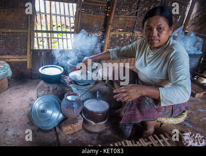 INLE SEE, MYANMAR - 07.SEPTEMBER: Frau kochen Burmesischen Crepes in vlllage in der Nähe Inle Lake Myanmar am 07 September 2017. Die burmesische Crepes sind traditionelle Bu Stockfoto