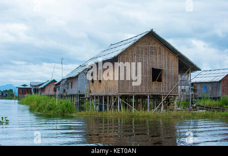 Traditionelle hölzerne Pfahlbauten in Inle Lake Myanmar Stockfoto