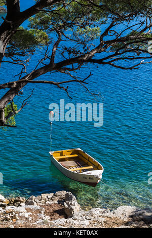 Ein kleines Boot in den größeren der beiden Salzseen in der magischen Insel Mljet vor der kroatischen Festland günstig Voller Höhlen, Klippen, Beac Stockfoto