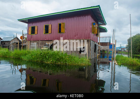 Traditionelle hölzerne Pfahlbauten in Inle Lake Myanmar Stockfoto