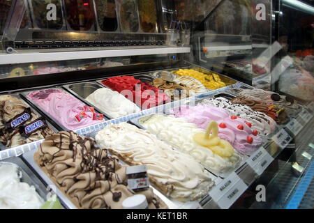 Eisbecher in einem Eiscafé mit Nutella- und Snickers-Aromen Stockfoto